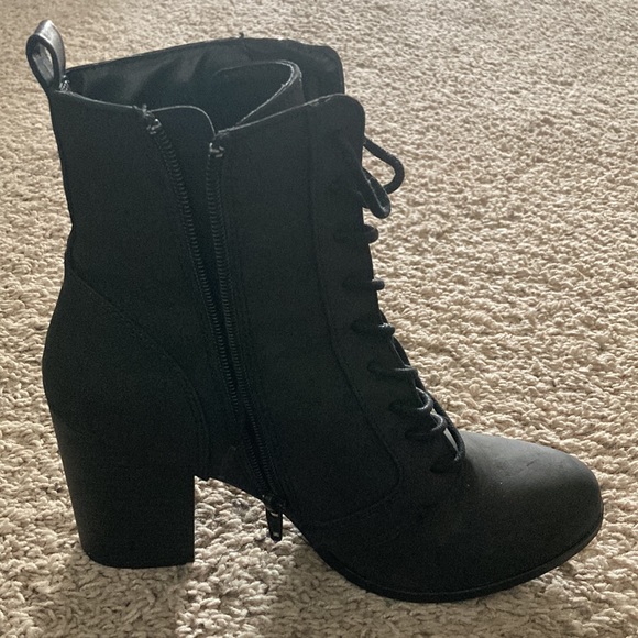 Black lace up boots - Picture 5 of 7